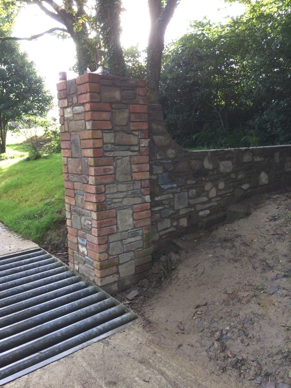 High-quality stone and brick pillar constructed by Spiby Build showcasing expert wall finishes in North Cornwall